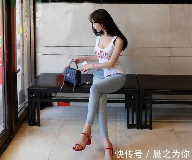 腿部 简约气质的牛仔裤美女,秀出纤细大长腿,让人百看不厌!