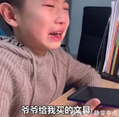 张银行卡|孩子收到爷爷的新年礼物,哭着打电话要退货,爹妈劝都劝不住