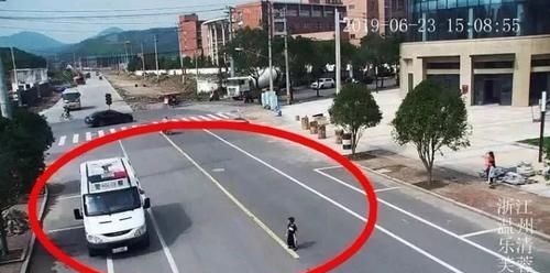 小男孩|心碎现场!弟弟校门口骑士跪迎姐姐却被忽略,家长:姐姐太害羞