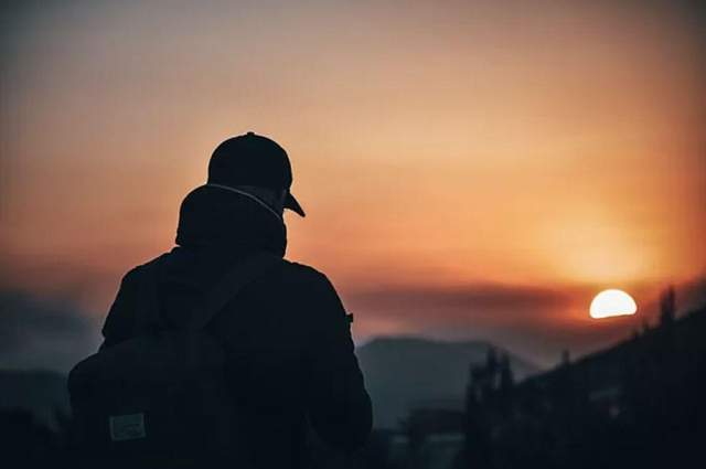 婆婆|儿媳出差去婆家接孩子,全家围桌一起吃饭,唯独儿子一人在旁边!