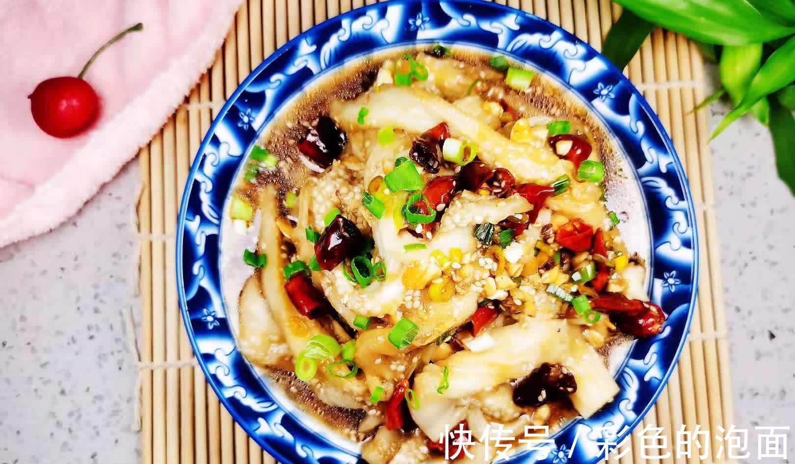 美味|蒸一下撕成条再浇上汁的美味茄子`