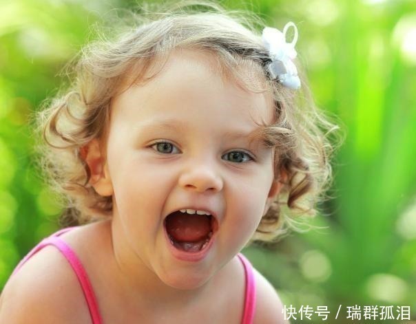 坏习惯|宝宝见什么啃什么,奶奶忍不住塞了猪蹄给孩子,全家人笑翻了