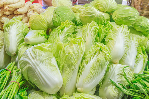 买白菜时，选绿的还是白的好老菜农不小心说漏嘴，别再买错了