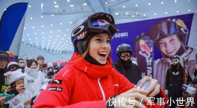 奧運冠軍谷愛凌直播首秀，連麥張藝興，聊到吃的直接開始報菜名