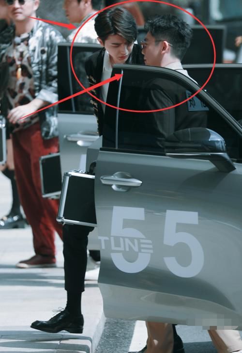 蔡徐坤郑恺下车被抓拍,谁留意到2人腿长对比?过于扎心了