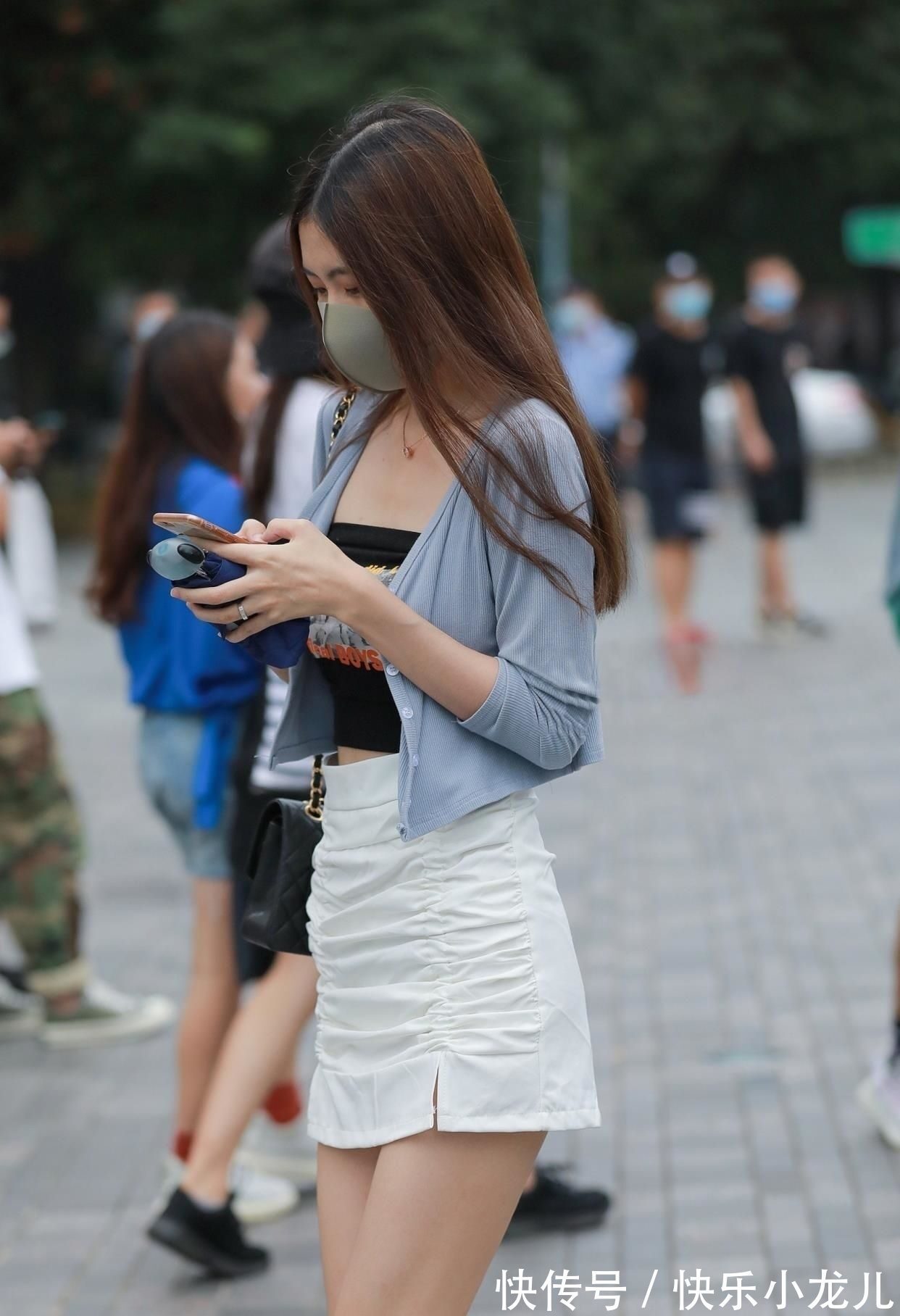 吊带 吊带衫加压褶包臀裙,搭配针织开衫外套,穿出不一样的味道