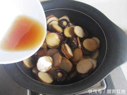 泡发干香菇,别再用清水,多加2样,只需10分钟,口感肥厚又干净