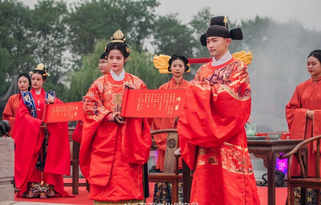 中国女孩的嫁衣,不该只是西方的婚纱,更应该是传统的凤冠霞帔!