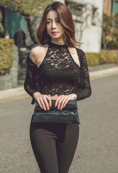 紧身|街拍性感紧身打底裤美女,时尚简约,巧妙的收拢腿部线条