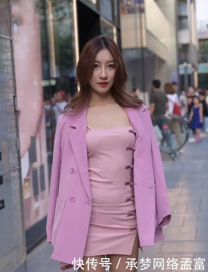 女生|街拍:气质女生的吊带裙