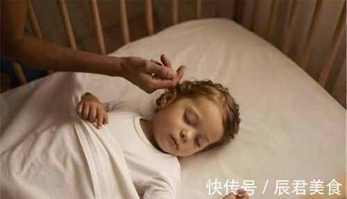 小手|宝宝坚持“举手”睡觉是何原因?懂了这三点,就不会无谓担心了