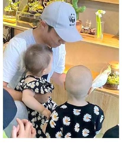 跨國婚姻|撒貝寧綜藝首談家庭，吐槽妻子放任孩子啃拖鞋，東西方教育差異大