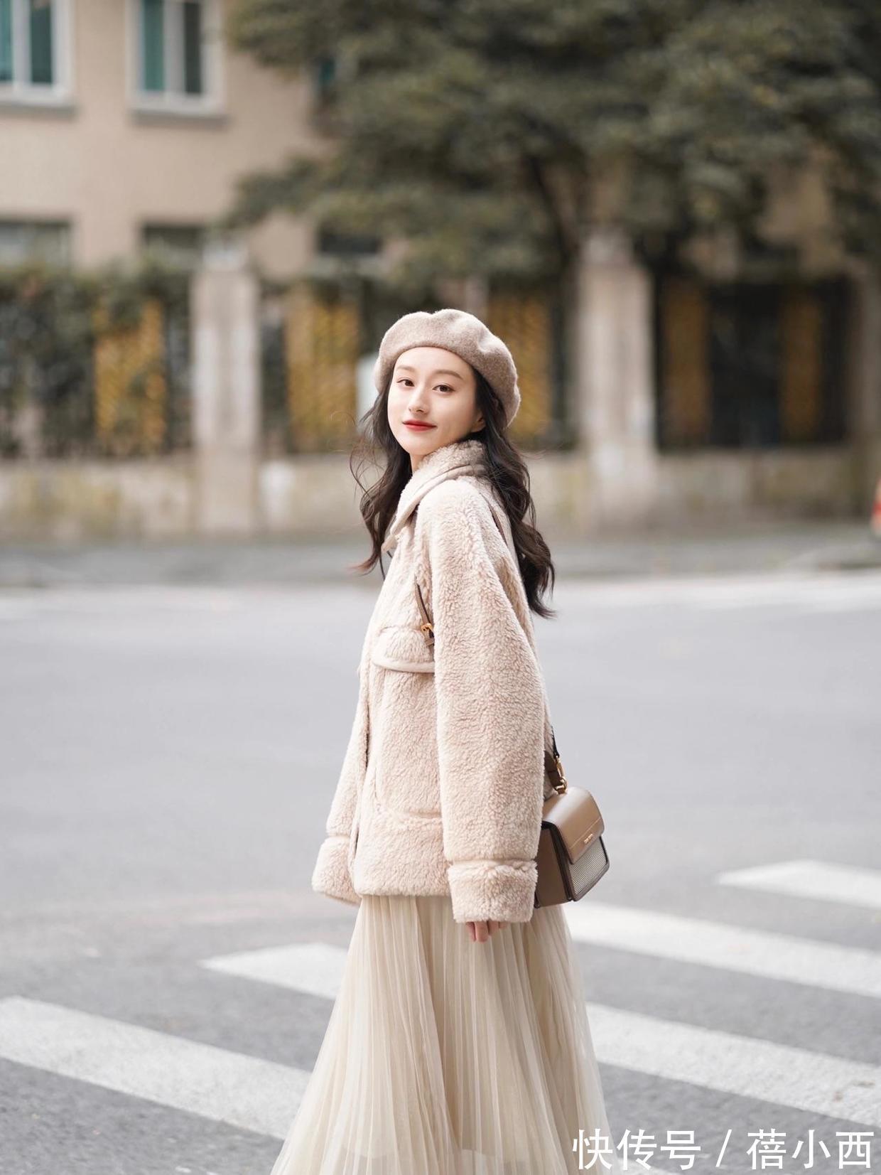 羊羔毛外套 怕冷的女生建议多穿羊羔毛外套,搭配半身裙洋气,搭配牛仔裤时髦
