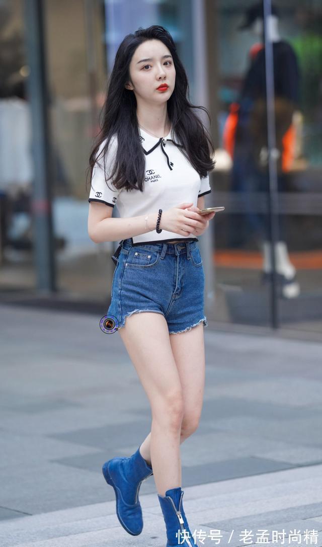 马丁靴|街拍美女:迷人的小清新,显示出完美的腿部线条,想带她去喝奶茶