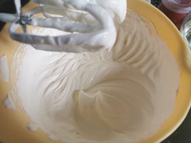 孩子在家吵着吃蛋糕,无奈之下自己动手给孩子做,孩子吃了一半