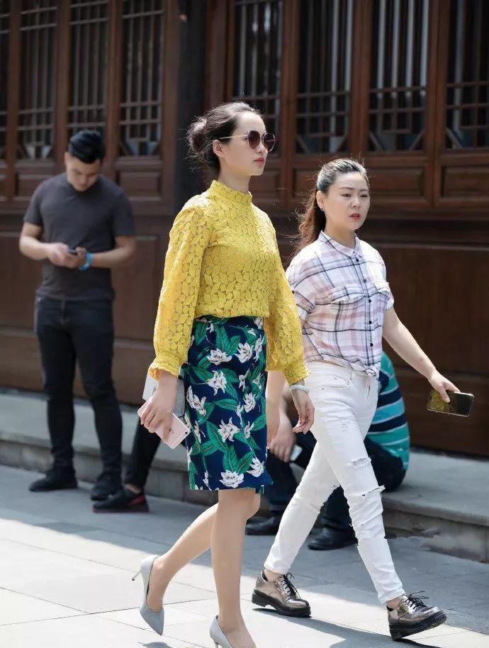 穿搭 美女一双高跟凉鞋穿搭在脚上,走起路来更加的优雅