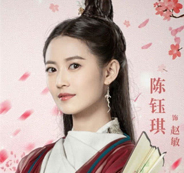 黄衫女@倚天中背景最强的高手,外公是郭靖,父亲是杨过,黄衫女管他叫叔