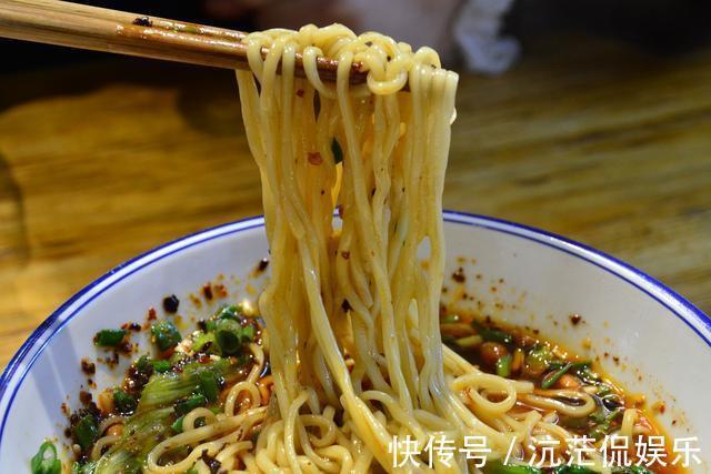 面粉|在家炸油条详细解析提前一天用温牛奶和面,下锅前必须使劲拉扯