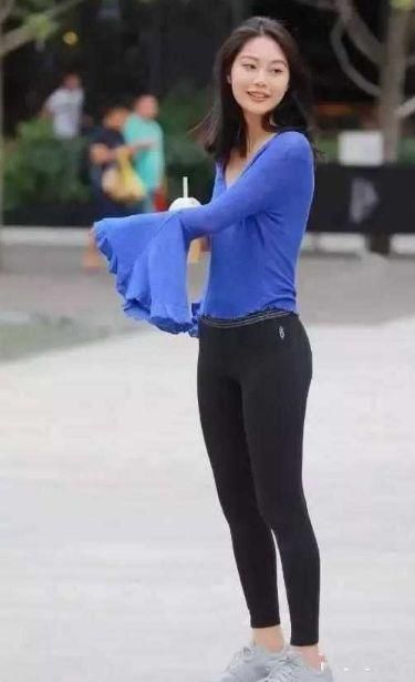 最美|路人街拍,芳菲妩媚的小姐姐,走路自带气质,哪一位最美