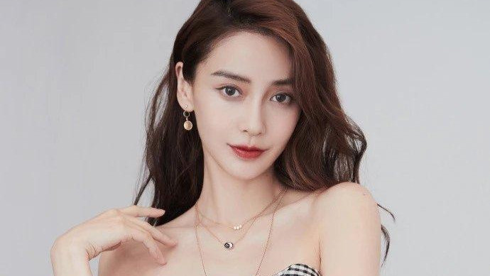 抹胸裙|时尚穿搭, 穿着一袭黑白的细格纹抹胸裙时髦优雅, 性感妩媚