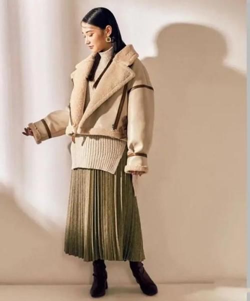 最近火了一种穿法：羊羔毛外套+裙装，时髦不冻人，潮人都上头了