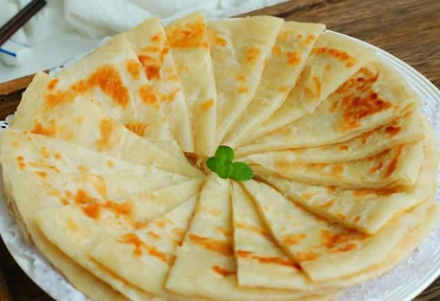 家常烙饼，凉了不硬有窍门，多加这3点，烙饼柔软起层，不干硬