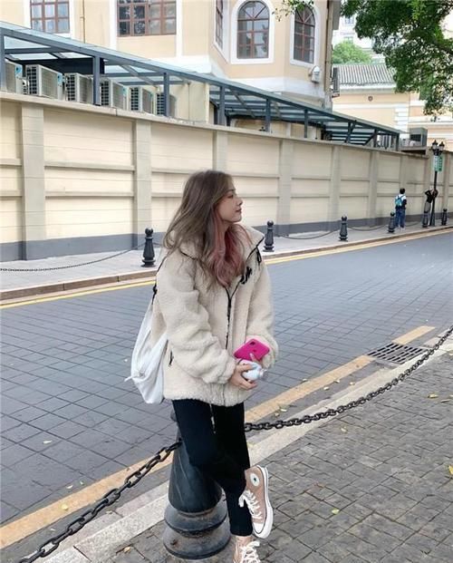 最近火了一种裤子，它叫“香烟裤”，搭配大衣，连气质都变高级了