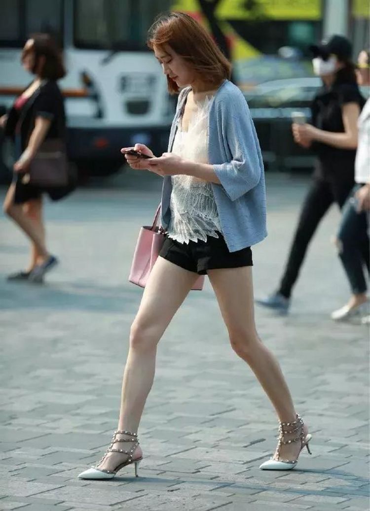 姐妹花|街拍美女:姐妹花玩转“复制黏贴”版穿搭,网友:美得没差异