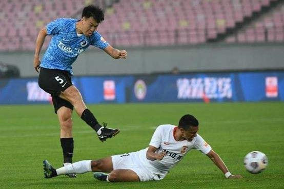 球迷|上午8點！何塞再現(xiàn)爭議言論：大連人遭重大打擊，球迷罵聲一片