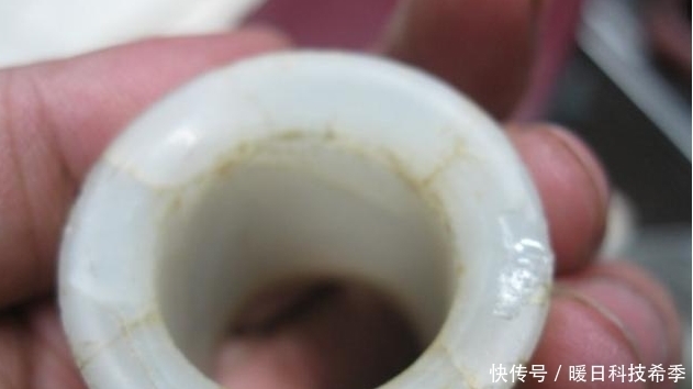 此人手戴乾隆扳指,专家劝其上交,他只说6字专家无言以对