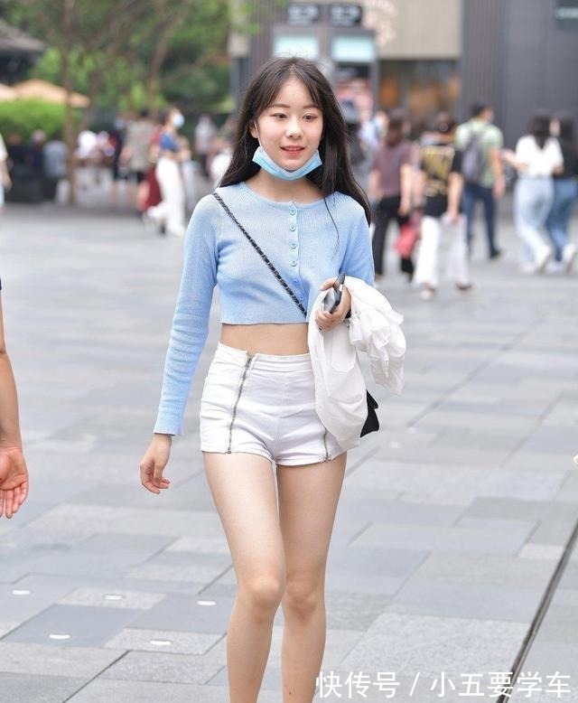 打底裤 短款黑色打底裤搭配时尚白色上衣,打造讲究技巧穿搭,展现风格!