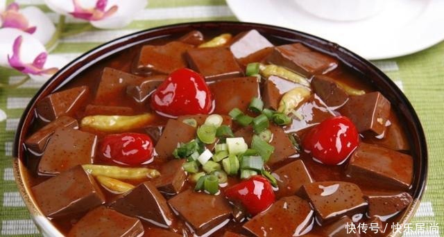 泡椒鸭血的做法,有了泡椒的助阵,让美食变得更加酸辣带劲