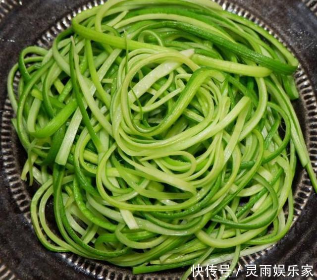 撕成条就上桌,口感清新爽口,过年宴客准备这凉拌菜,比拍黄瓜好