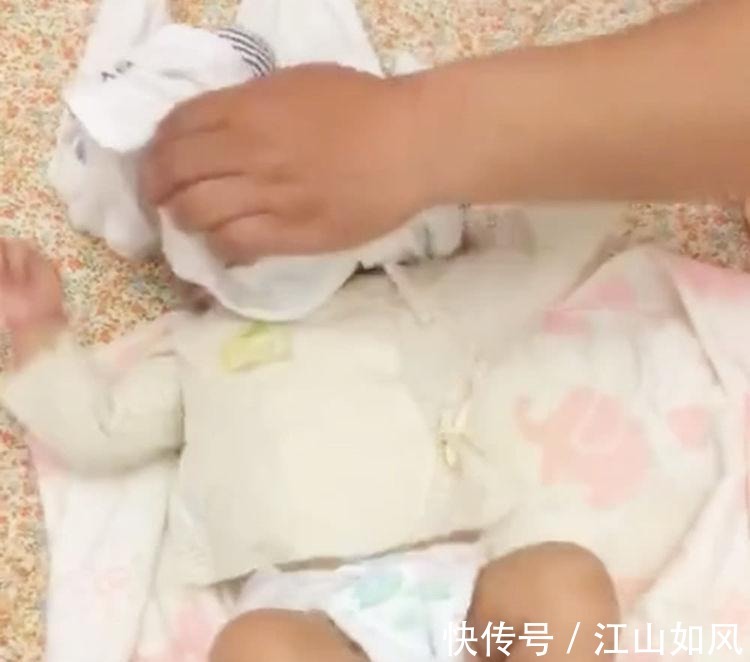 爸爸|萌宝的头被爸爸盖住, 接下来就一动不动了, 网友直呼玩大了!