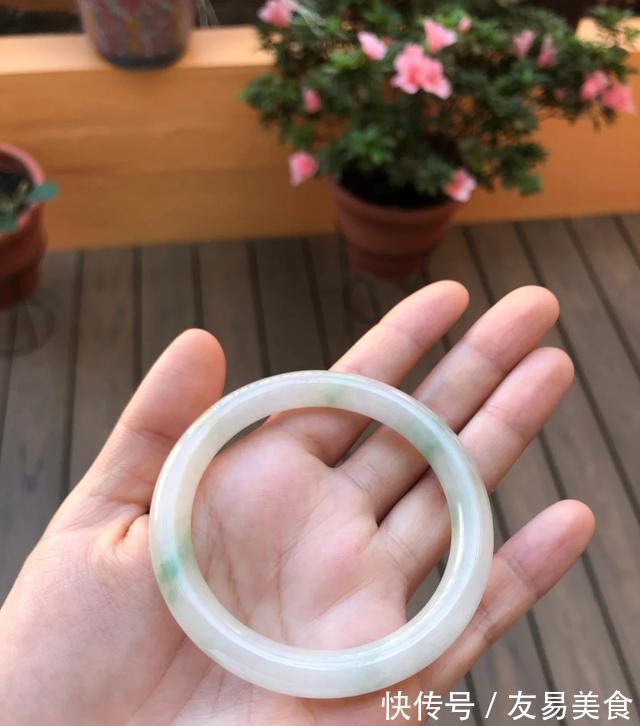 首饰 女人过了40岁,最好别戴这3种首饰,俗气感十足,显得没品味