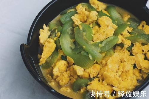 丝瓜|炒丝瓜不能直接下锅,发黑还出水,教你一招,颜色翠绿有食欲