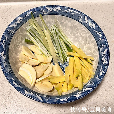 年夜饭|有爱暖心冬日必备养生菜年夜饭清蒸比目鱼