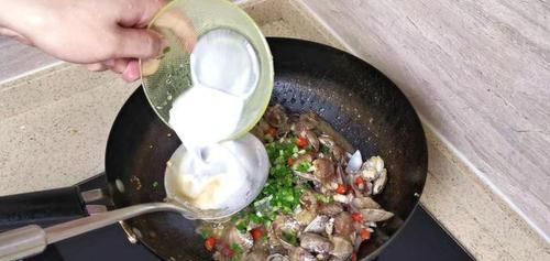 饭店最火的炒花甲，成本只要8元钱，教你在家做出来，味道杠杠滴