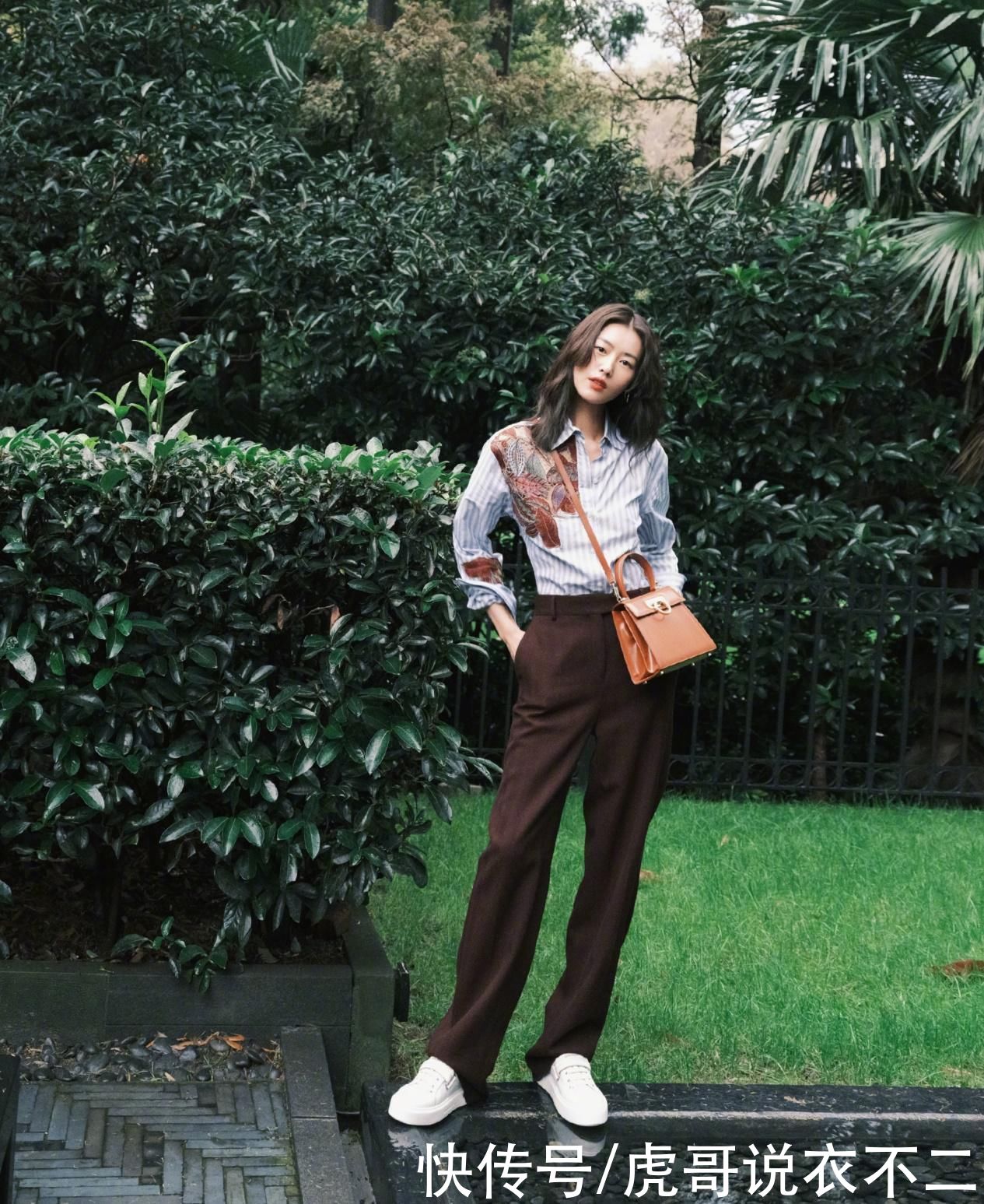 超模刘雯身材条件“太优越”，身穿基础款黑色西装，气场好强大