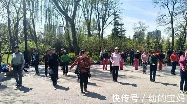 喝水|早上起床后,第一件事不是排便,也不是喝水,早知道早受益