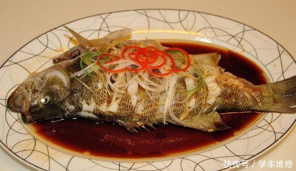蒸鲈鱼时,需不需要腌制大厨用错了方法,难怪鲈鱼蒸好没鲜味!