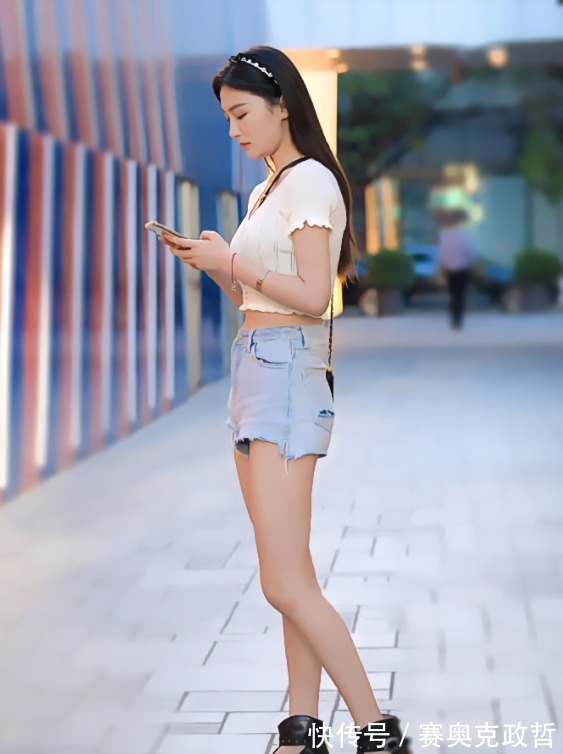 牛仔短裤|仲夏夜穿搭米黄色针织短袖上衣搭配毛边牛仔短裤