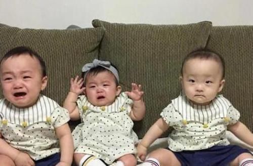 爸爸姓“鸡”，坚持不让3胞胎随自己姓，媳妇取名护士听了都说好