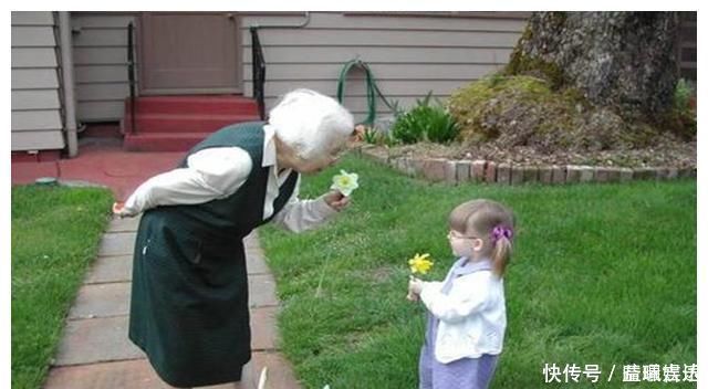 姥姥|5岁女儿意外发现爸妈结婚照,里面没有自己,哭着和姥姥告状