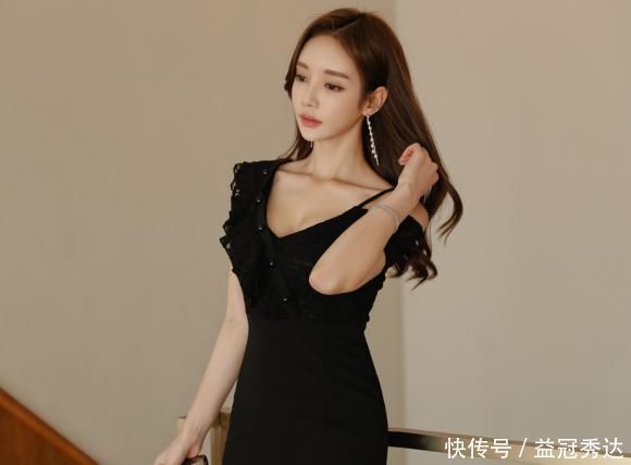 魅力|孙允珠穿搭真养眼,黑色百褶单肩连衣裙,突显好身材,气质又撩人