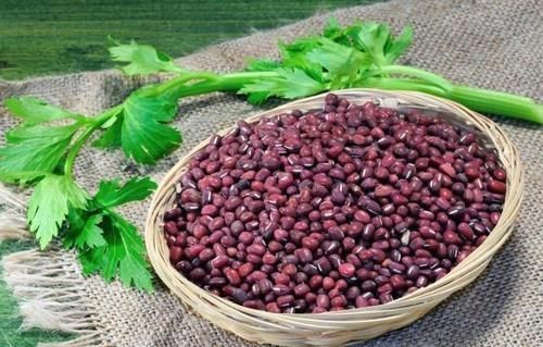 猕猴桃|脸上有斑的女士,尽量少碰2种蔬菜,常吃4种食物,或有助美白淡斑