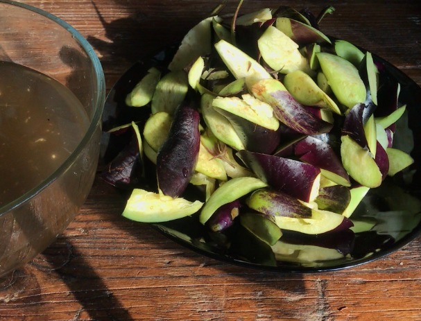 炒茄子先放油是大错,难怪发黑还油腻!大厨教你2招,软嫩又鲜香