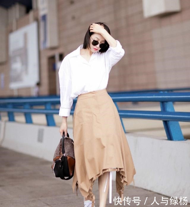 米色裙 今秋最洋气的穿法白衬衫+米色裙，显白显瘦飙气质，美进骨子里
