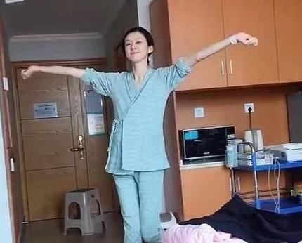 产科医生|“最苗条”产妇火了,待产室跳舞催生,网友质疑真是快生了吗