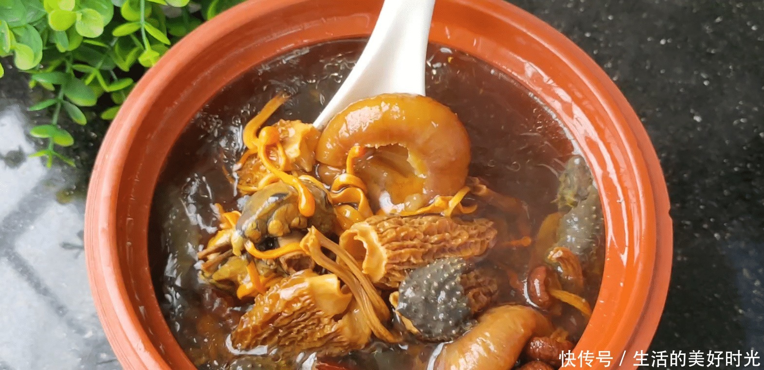 洗干净|天冷了就给家人炖这一锅汤,浓香鲜美好喝温补,食材与做法都简单